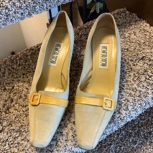 Saks Fifth Avenue yellow pump. Size 11B.